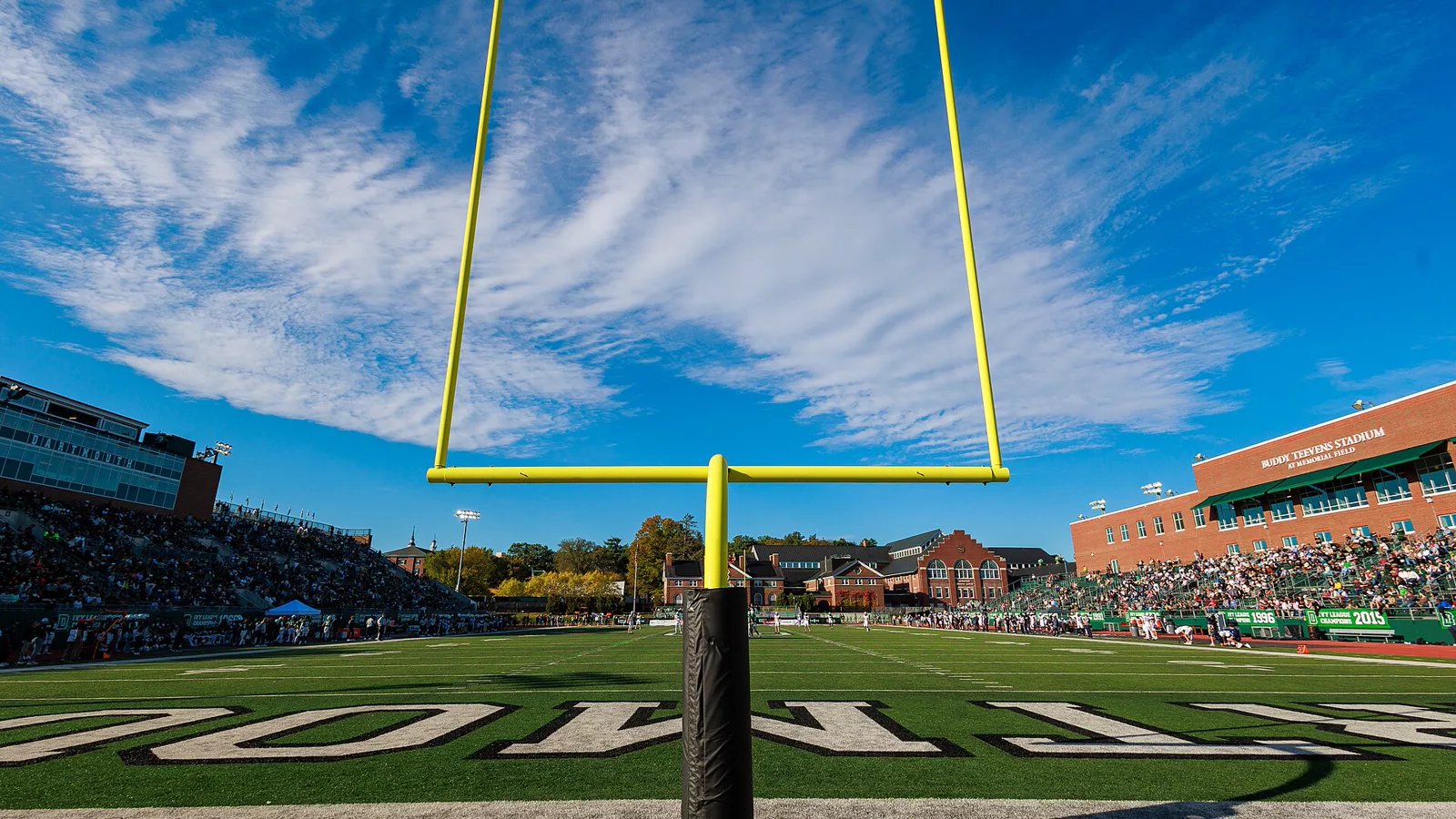 Dartmouth Memorial Field goalpost.jpg. Dartmouth Memorial Field goalpost. Yale Bulldogs at Dartmouth Big Green football, October 11, 2025.. Ilustracija uz vest: NFL: Jaxson Dart ide na operaciju kolena, sezona za kvoterbeka Giantsa završena