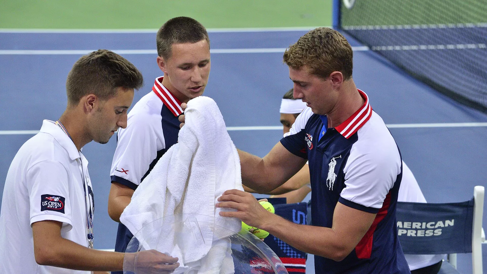 2013 US Open (Tennis) (9651194814).jpg. Queens, NY August 30, 2013 Marcos Baghdatis (CYP) def. Kevin Anderson (RSA) Court 17 Ball boys get fresh towels for players during a break in the action.. Ilustracija uz vest: Suđenje Veselinu Miliću zakazano za 9. novembar