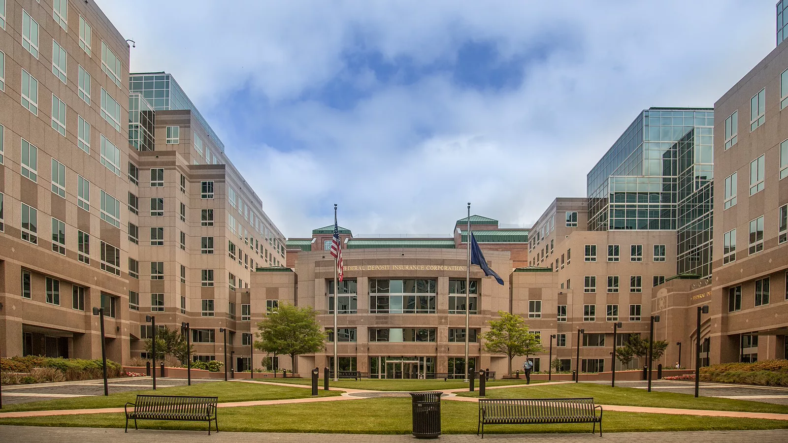Federal Deposit Insurance Corporation (FDIC) (14123533587).jpg. The FDIC headquarters building in Arlington, Virginia. (Federal Deposit Insurance Corporation, Washington, DC area) (c) 2014 Tony Webster.. Ilustracija uz vest: FDIC objavio izvršne naloge za avgust 2026