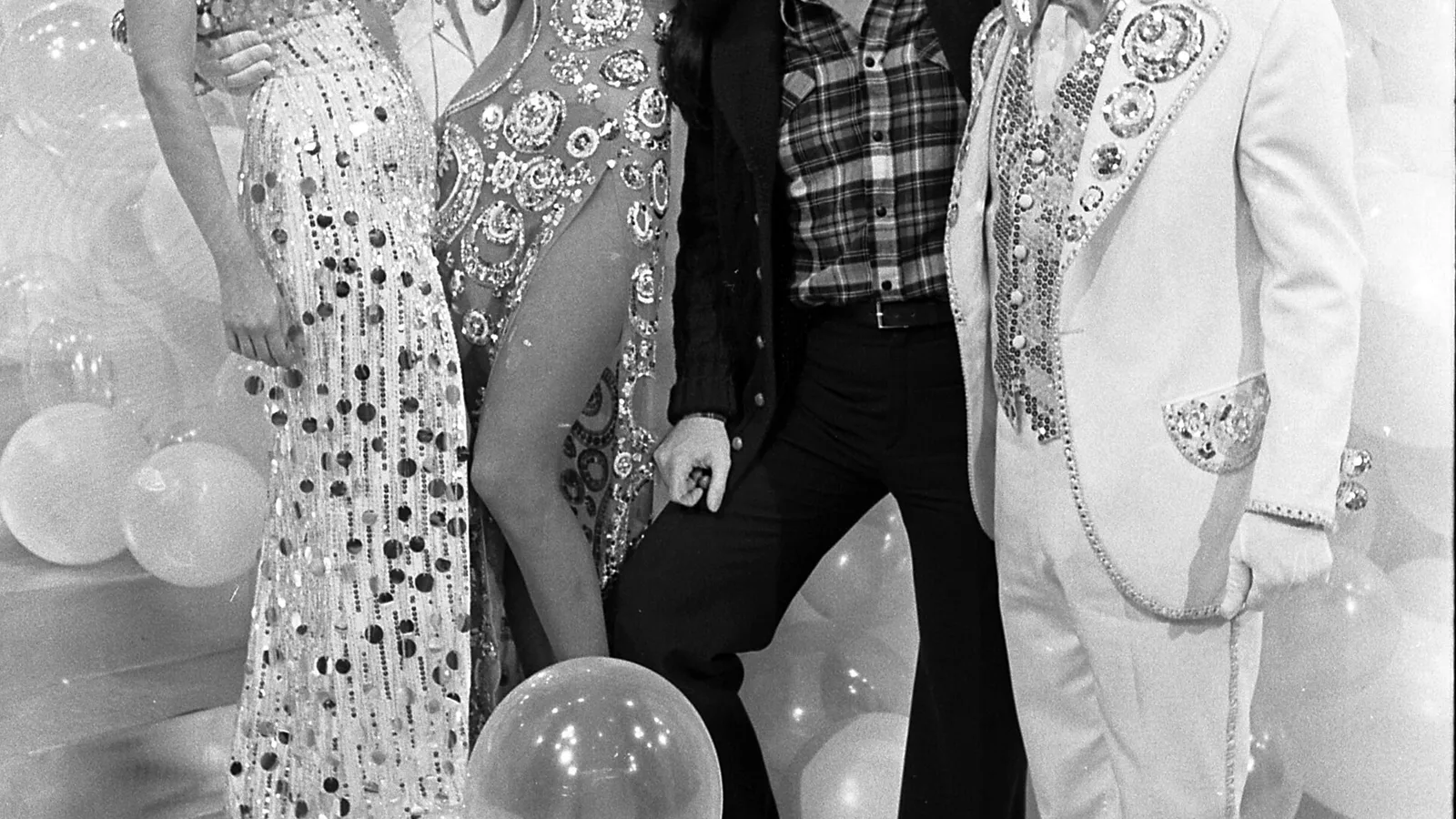 Bob Mackie with Bette Midler, Elton John, Cher and Flip Wilson.jpg. Ilustracija uz vest: Bob Mackie, legendarni kostimograf Cher i Eltona Johna, preminuo u 87. godini