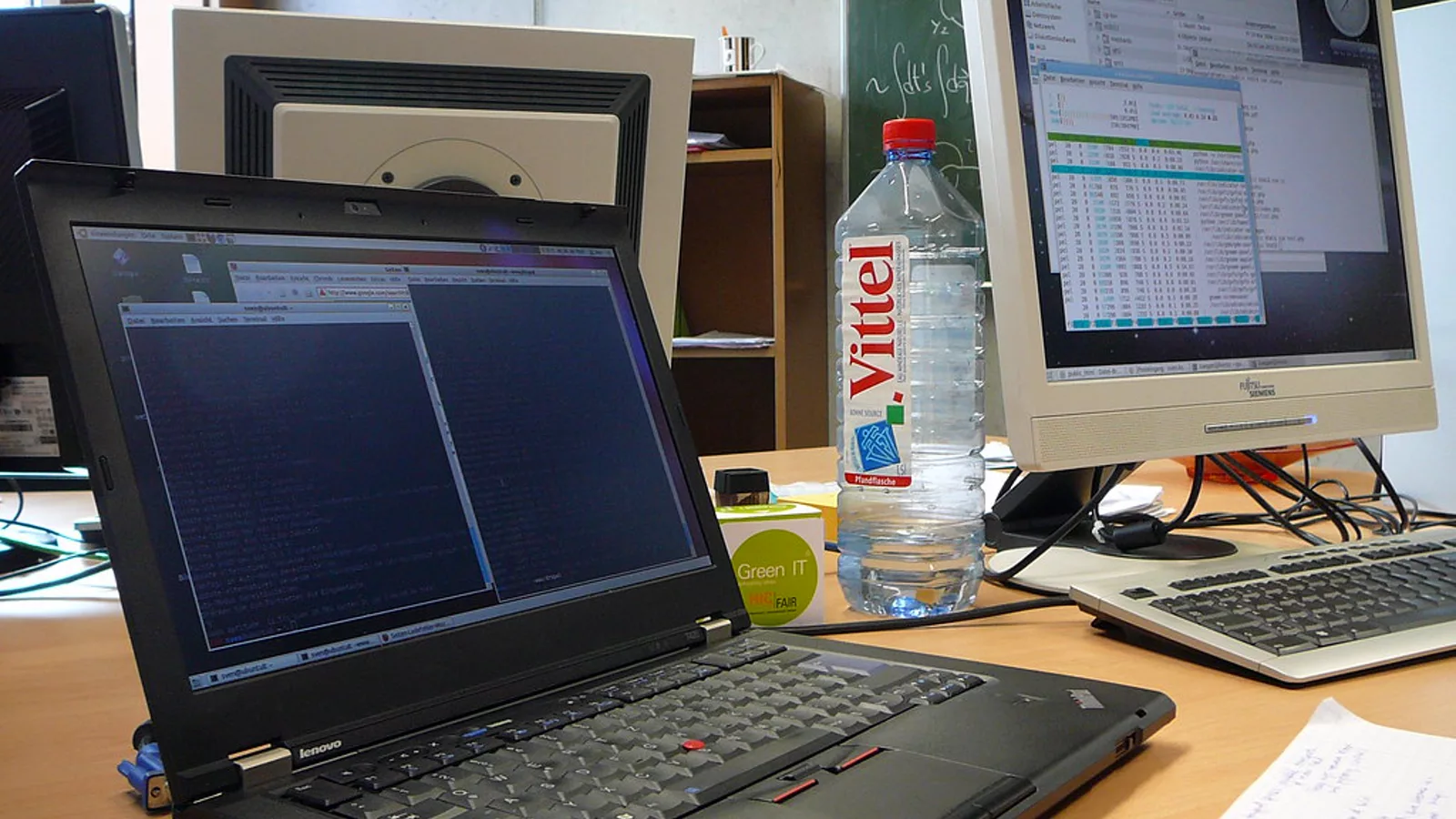 Laptop računar u kancelarijskom okruženju. Tematska ilustracija uz vest o lokalnom AI agentu na Windows računarima.. Ilustracija uz vest: Googlebook stiže od 899 dolara: Google pravi laptop koji tesno radi sa Android telefonom i Geminijem