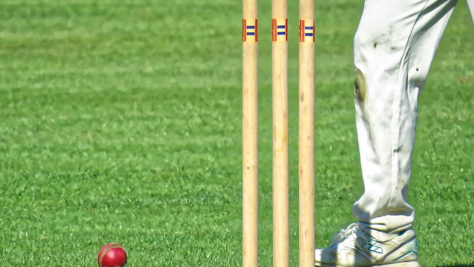 Cricket ball and wicket at Takeley Cricket Club ground, Essex, England 02.jpg. A cricket ball and wicket at Takeley Cricket Club ground in Essex , England. Camera : Canon PowerShot SX60 HS Software : File lens-corrected, optimized, perhaps cropped, with DxO OpticsPro 11 Elite , and likely further optimized with Adobe Photoshop CS2 .. Ilustracija uz vest: Warwickshire se približio tituli posle odličnog dana protiv Leicestershirea