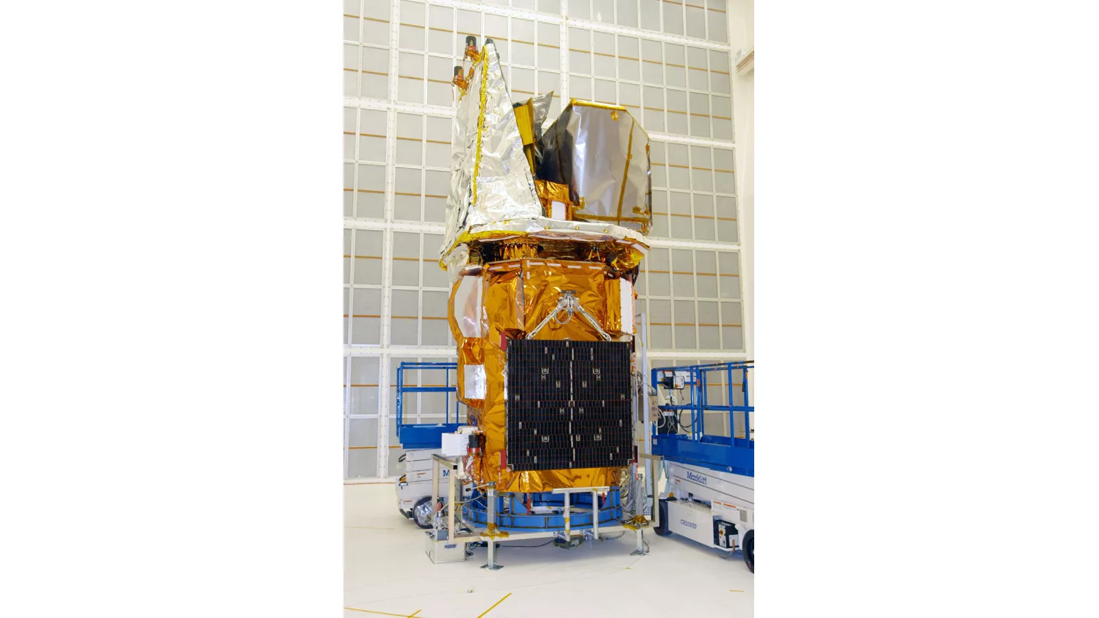 Swift spacecraft in Hangar AE at Cape Canaveral (KSC-04PD-2104).jpg. The Swift spacecraft is in Hangar AE at Cape Canaveral Air Force Station. Swift has been wrapped with blankets to provide thermal stability during the mission. Swift is a first-of-its-kind multi-wavelength observatory dedicated to the study of gamma-ray burst (GRB) science. Its three instruments will work together to observe GRBs and afterglows in the gamma-ray, X-ray, ultraviolet and optical wavebands. The most comprehensive study of GRB afterglows to date, Swift is expected to observe more tha. Ilustracija uz vest: NASA zaključila misiju LINK uz opservatoriju Swift i objavila naučene lekcije