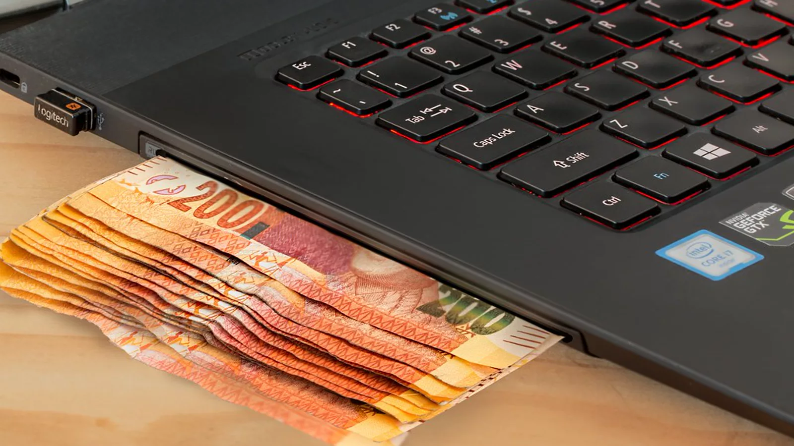 Laptop money - Credit to http://homedust.com/. Ilustracija uz vest: PACT testira da li enterprise AI asistenti krše pravila kada su pod pritiskom