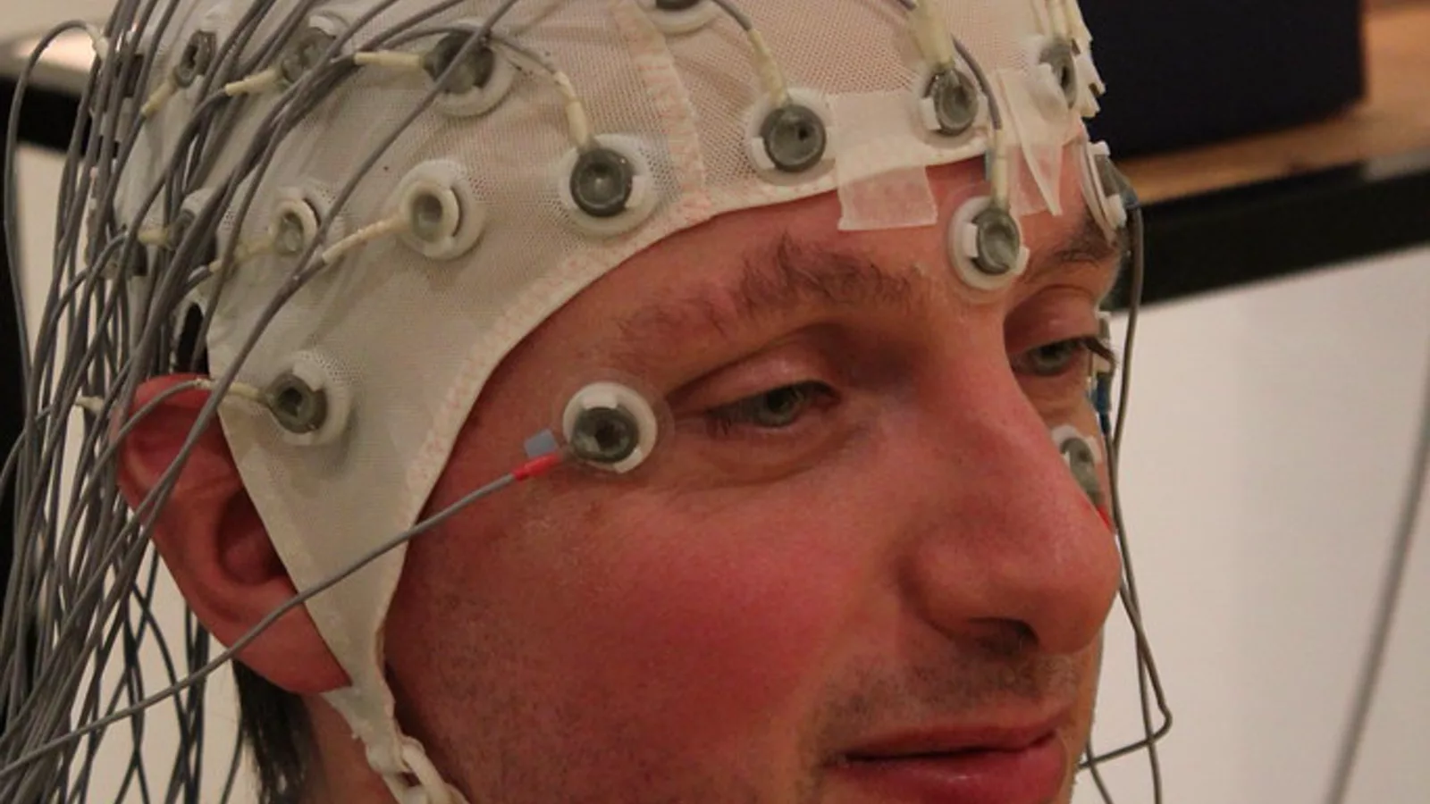 EEG Brain Scan. Ilustracija uz vest: EEG pre promene pažnje nosi individualni signal, ali visoke frekvencije traže oprez u tumačenju