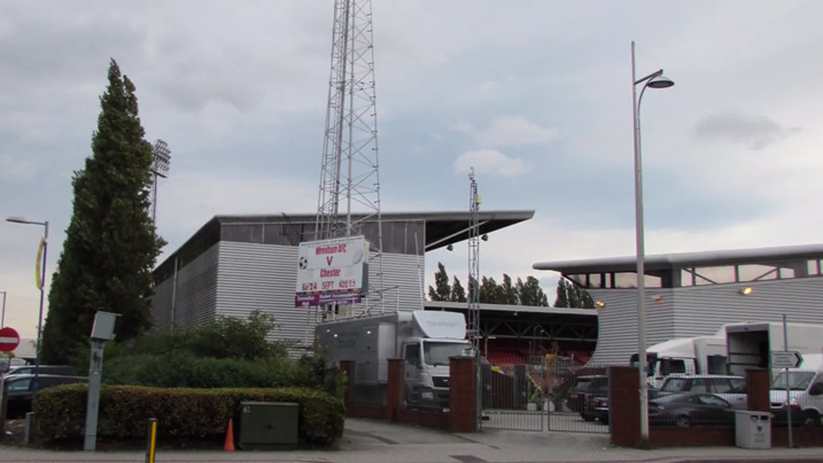 Racecourse Stadium floodlights, Wrexham - geograph.org.uk - 5218244.jpg. Ilustracija uz vest: Wrexham: Reynolds i Rob Mac kupili istorijski The Turf pub pored Racecourse Ground stadiona