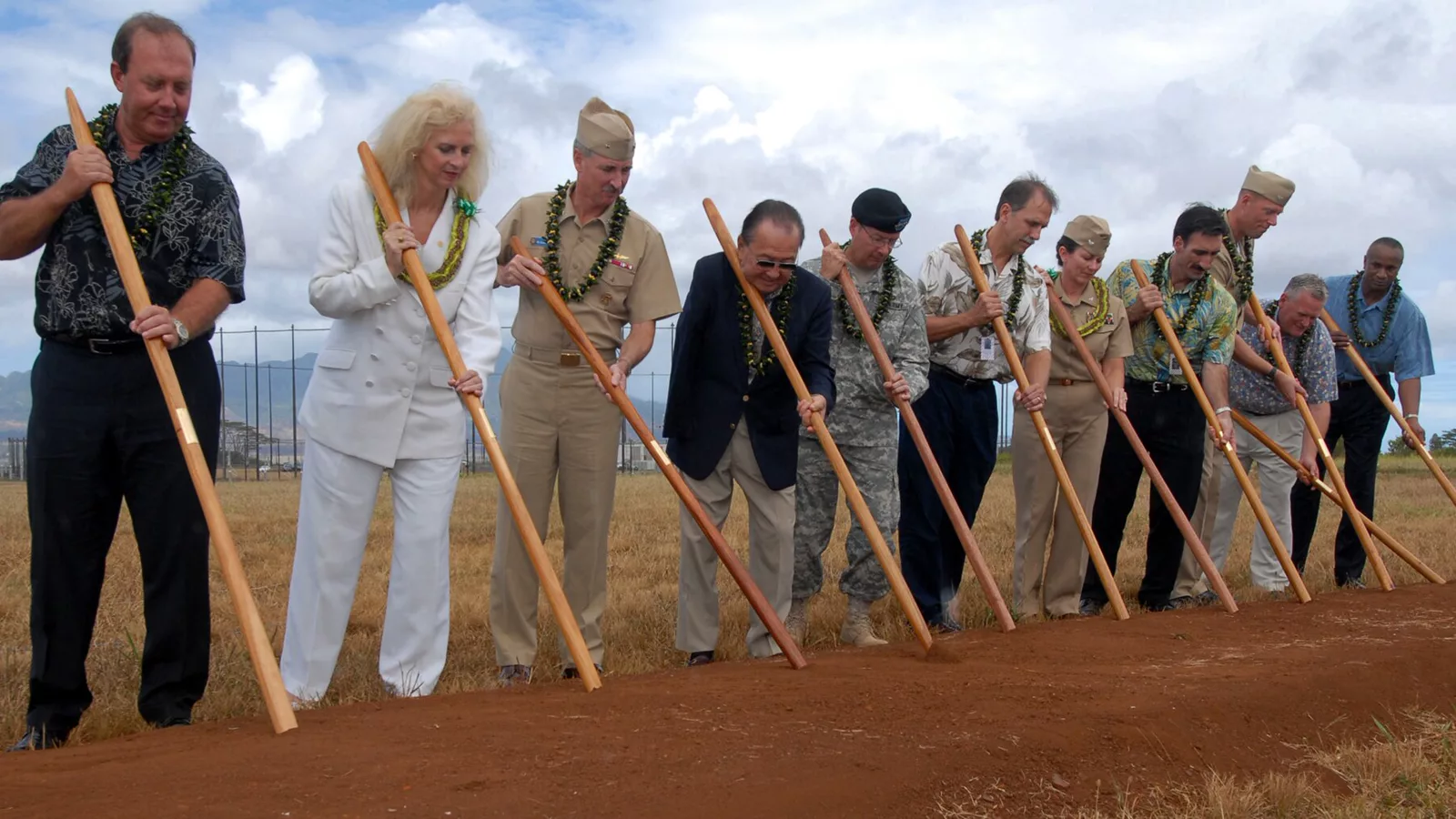 US Navy 070830-N-9758L-135 Cary Sparks and Henry Lee are among those breaking ground during a ceremony for the new Hawaii Regional Security Operations Center complex at the U.S. Naval Computer and Telecommunications Area Master.jpg. Ilustracija uz vest: Način sastavljanja streama može da preokrene rezultat intrusion-detection benchmarka