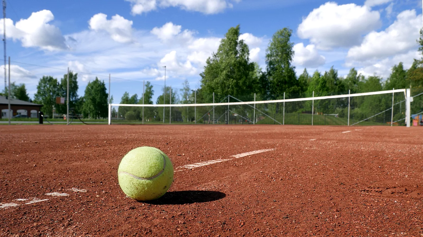Tennis ball on tennis court 20170619.jpg. Tennis ball on tennis court.. Ilustracija uz vest: Alkaraz predvodio Evropu do rane prednosti na Lejver kupu