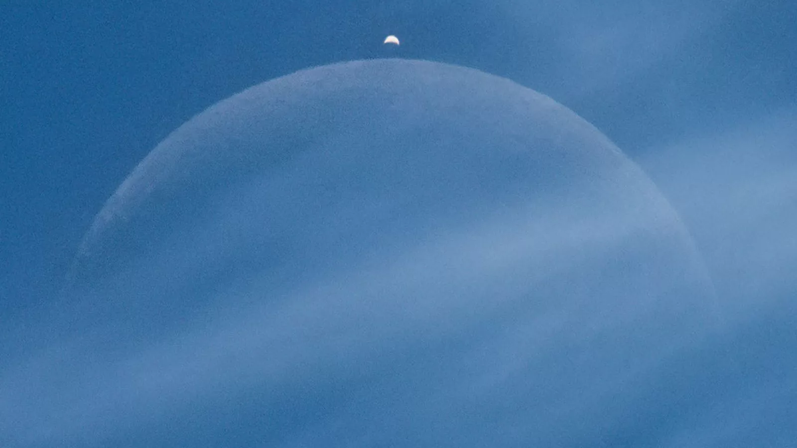 Mesec i Venera na dnevnom nebu u NASA Astronomy Picture of the Day objavi o okultaciji Venere, 15. septembar 2026.. Ilustracija uz vest: NASA testirala CubeSat sa dvostrukim pogonskim sistemom pred lansiranje