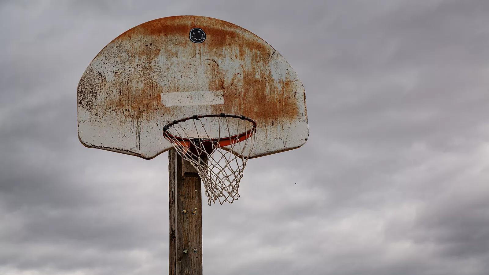 Basketball Hoop (45655562422).jpg. A basketball court hoop at a run-down playground in Starr School (near Cut Bank), Montana.. Ilustracija uz vest: Minnesota Lynx obezbedio prvo mesto pred plej-of uprkos porazu od Fevera