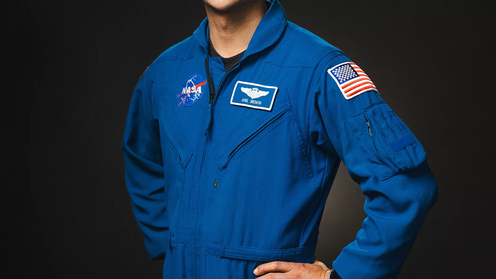 NASA Astronaut Anil Menon (jsc2024e015919).jpg. NASA astronaut Anil Menon. Official NASA portrait of astronaut Anil Menon.. Ilustracija uz vest: NASA astronaut Anil Menon odgovara učenicima iz Nju Hempšira sa ISS-a