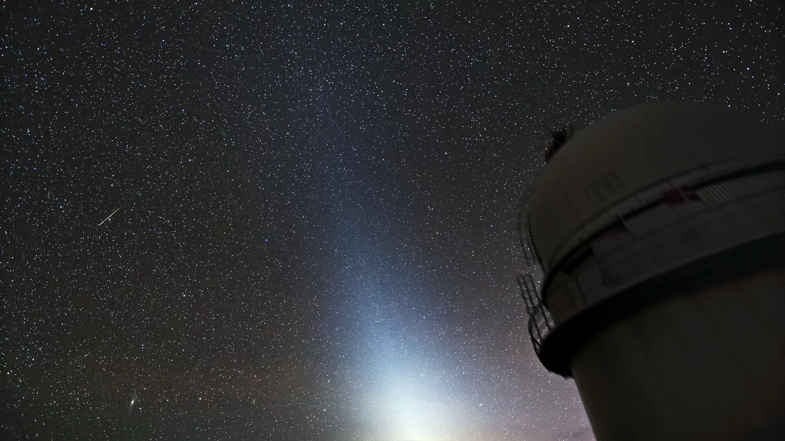 Zodiacal light at La SIlla (zod light dk154).tiff. Ilustracija uz vest: NASA APOD: zodijačka svetlost kao „lažna zora“ iznad tamnog neba Ladaka