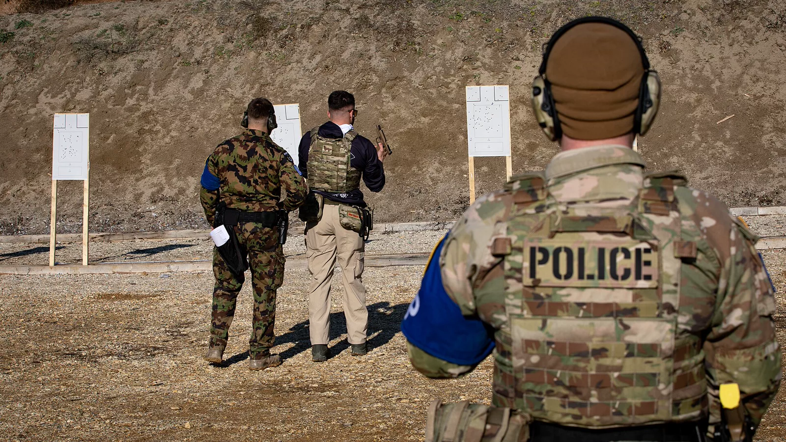 KFOR multinational military police conduct weapons training in Kosovo (8817916).jpg. West Virginia Army National Guard military police soldiers assigned to Regional Command East of the NATO-led Kosovo Force mission, also known as KFOR, conduct weapons training with Swiss Armed Forces Military Police soldiers in Pristina, Kosovo, Dec. 22, 2024. Interoperable training ensures that NATO Allies and partners remain proficient in their ability to maintain a safe and secure environment for all communities in Kosovo. (U.S. Army National Guard photo by Sgt. Cheryl Madolev). Ilustracija uz vest: Đurić sa Američko-jevrejskim komitetom o strateškom dijalogu Srbije i SAD
