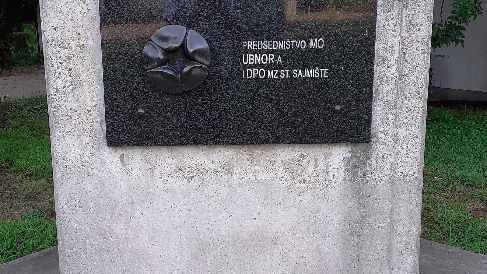Споменик Старо Сајмиште 04, спомен плоча на месту логора.jpg. Ilustracija uz vest: Završni radovi na Memorijalnom centru „Staro sajmište“: kompleks se priprema za punu namenu