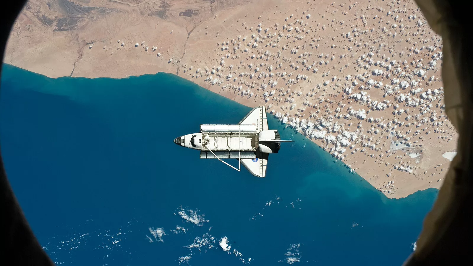 Space Shuttle Discovery Over Tarfaya in Morocco - NASA International Space Station 03-07-11.jpg. Ilustracija uz vest: NASA dodelila SpaceX-u tri dodatna Crew leta ka Međunarodnoj svemirskoj stanici