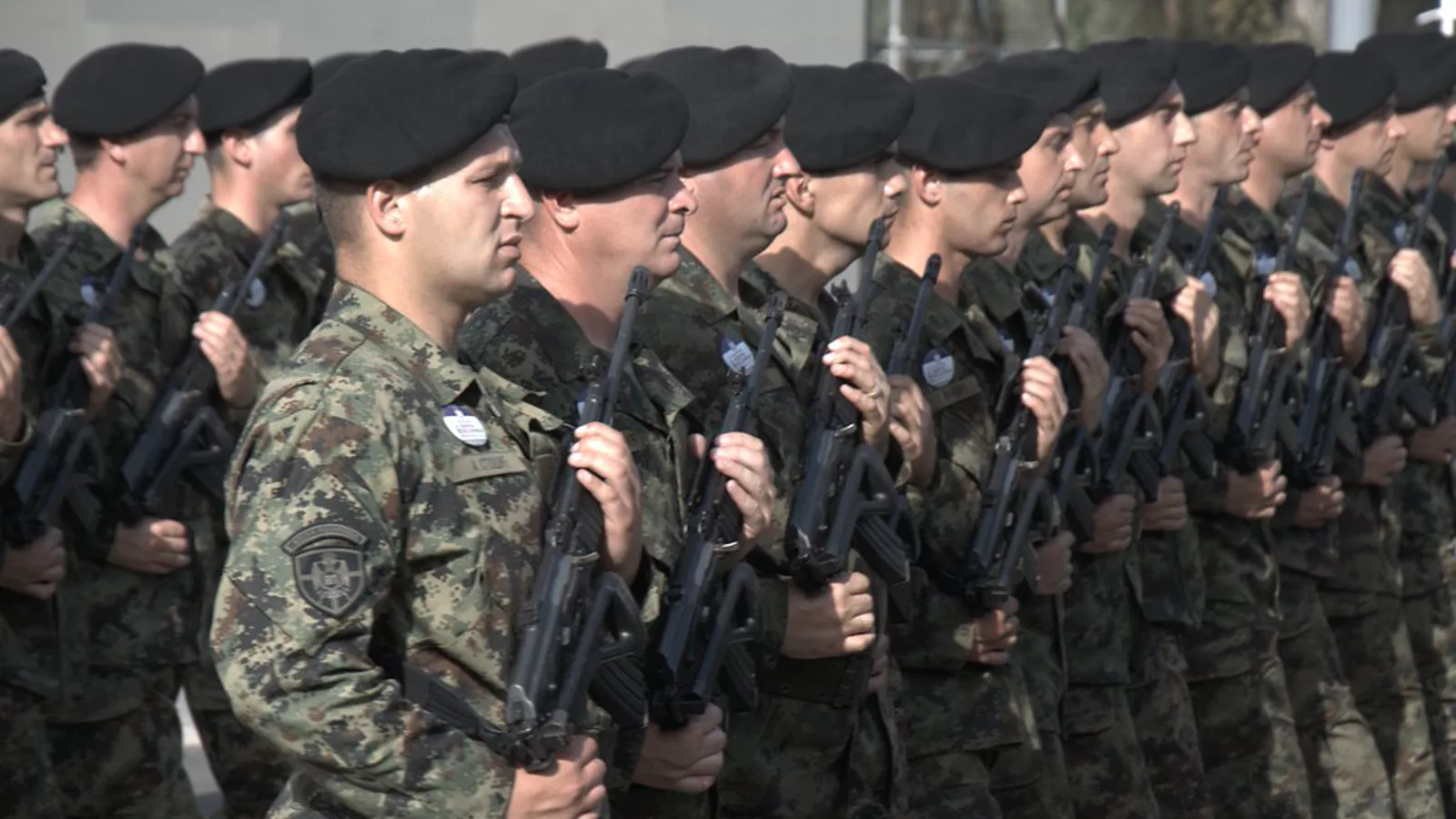 Fotografija: Military Parade Belgrade 2014 - Serbian Soldiers with Russian Knights - The Swifts. Ilustracija uz vest: Vučić čestitao Dan artiljerije i najavio nastavak modernizacije