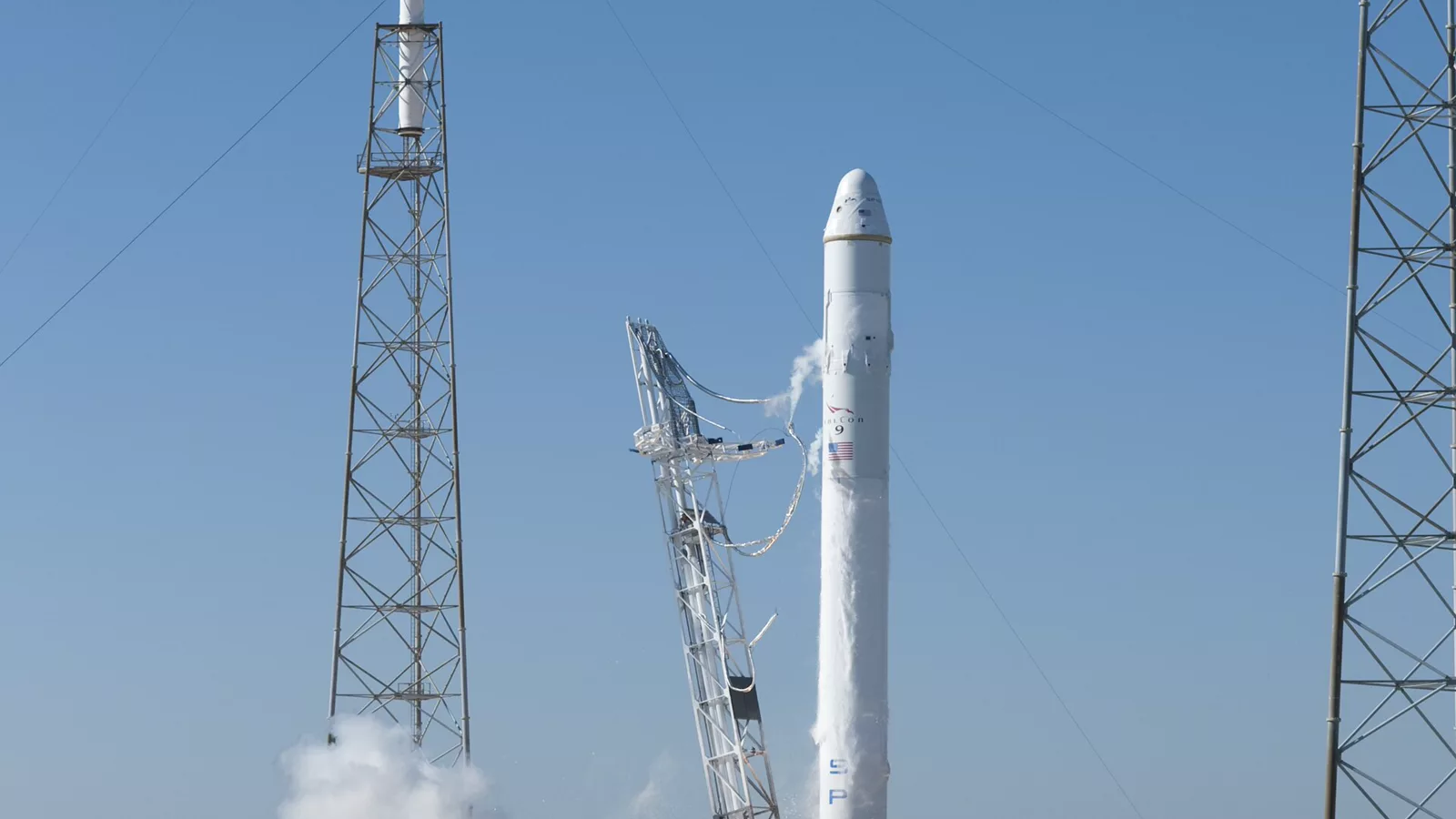 Falcon 9 lifted of with the Dragon capsule on top.jpg. Ilustracija uz vest: NASA i SpaceX spremaju 35. teretnu misiju Dragon kapsule ka Međunarodnoj svemirskoj stanici
