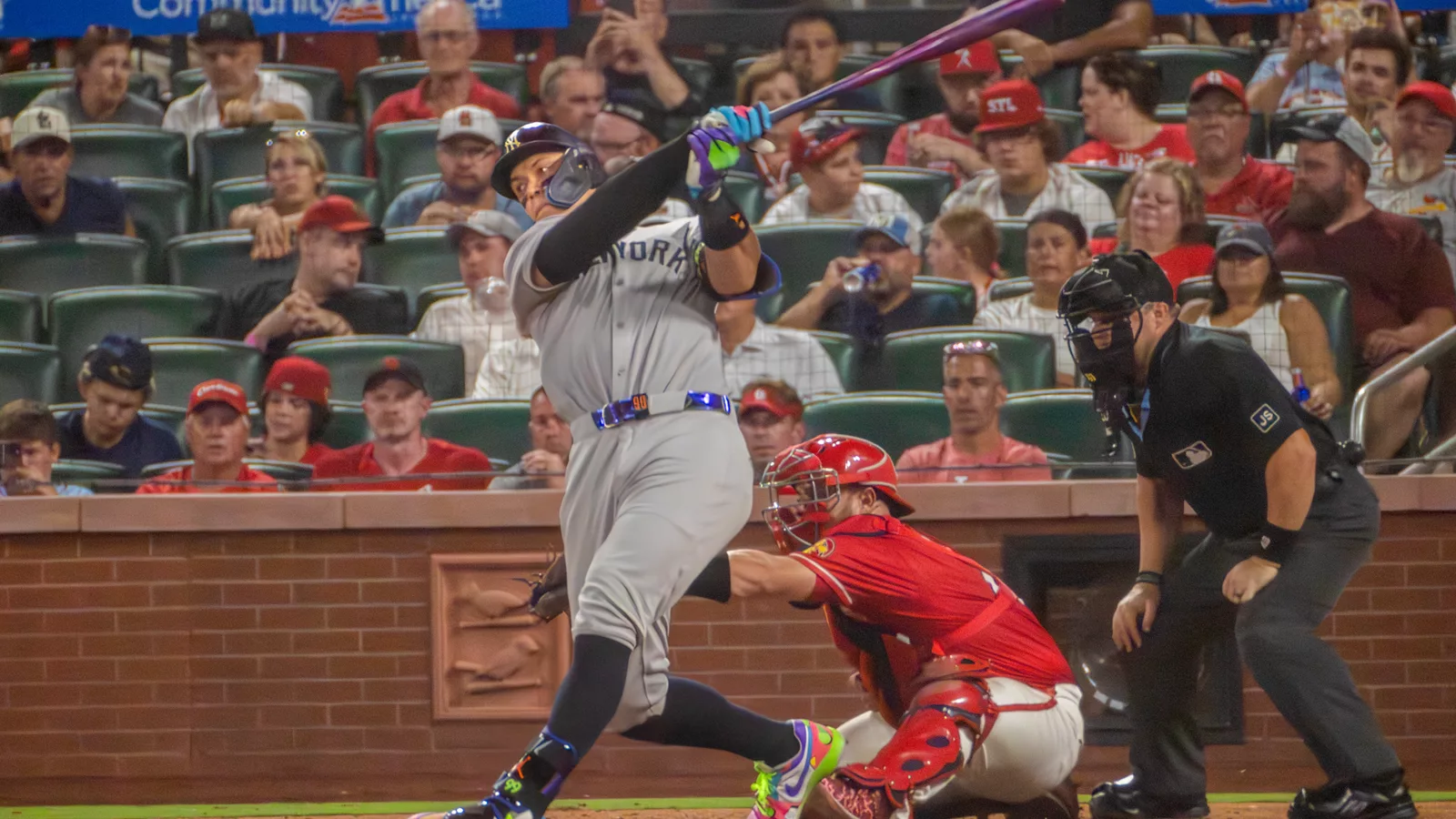 Aaron Judge in Stlouis 2025.png. Aaron Judge, New York Yankees baseball player, photographed in St. Louis in 2025.. Ilustracija uz vest: Yankees ne očekuju Aarona Judgea u Wild Card seriji zbog povrede lista