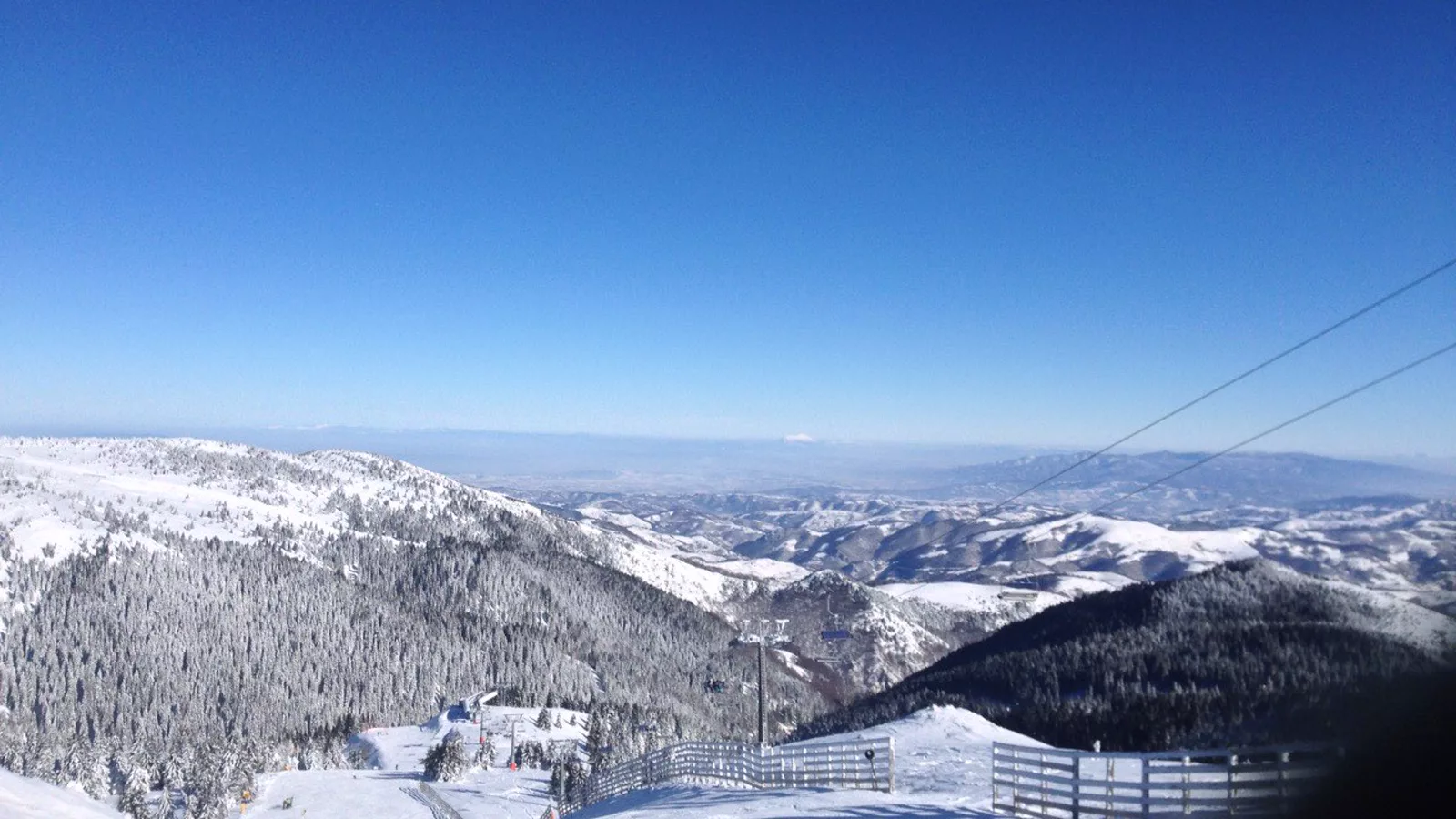 Kopaonik zimski pejzaž.jpg. Kopaonik u zimskom pejzažu sa snegom; planina Kopaonik u Srbiji pod snegom.. Ilustracija uz vest: Kopaonik pod prvim snegom, saobraćaj usporen na prilazima