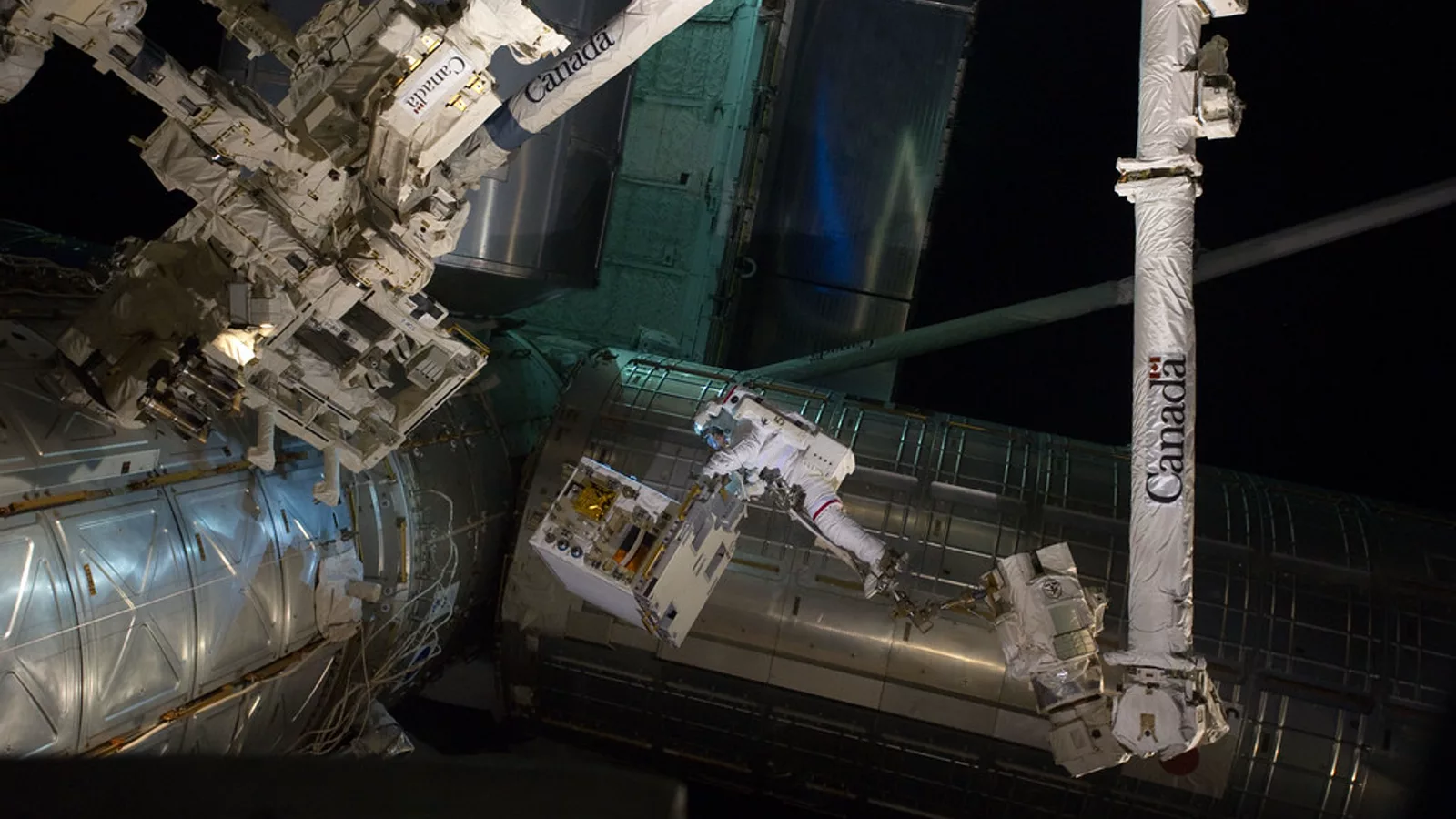 Astronaut Mike Fossum's Spacewalk for the Robotics Refueling Mission Payload. Ilustracija uz vest: AeroWeaver povezuje UAV veštine u distribuirano upravljanje rojem dronova