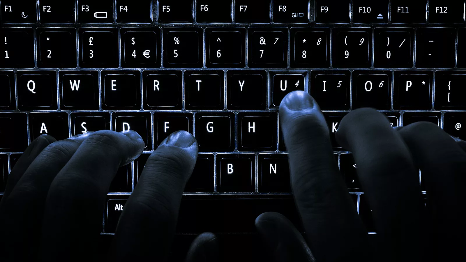 Laptop računar i tastatura — neutralna računarska ilustracija uz vest o studentskom AMD takmičenju; ne prikazuje tim PMF-a.. Ilustracija uz vest: Studenti PMF-a u Novom Sadu sedmi na svetskom AMD takmičenju