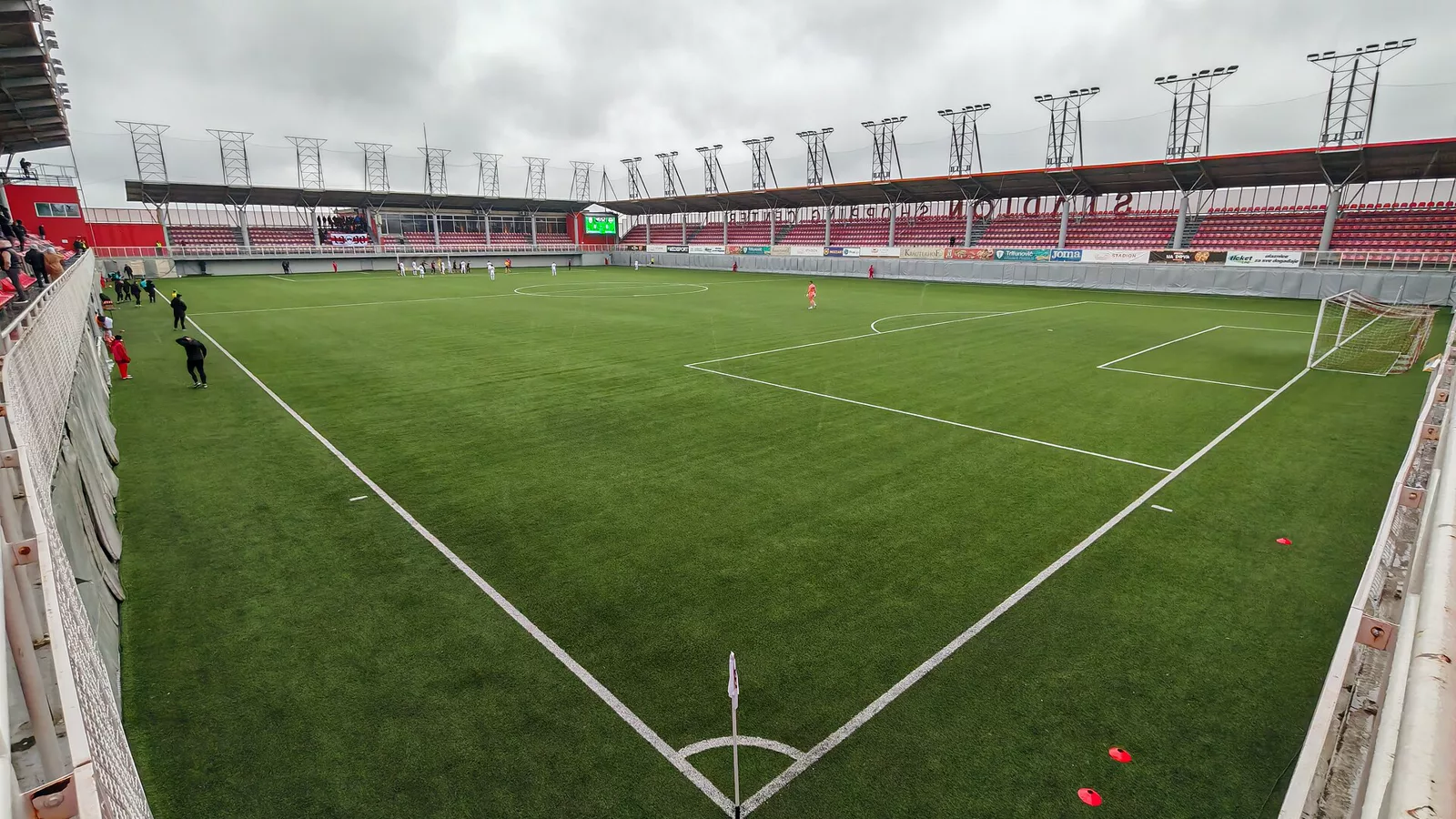 View on the football pitch of Voždovac Stadium from the southwestern corner.jpg. View on the football pitch of Voždovac Stadium from the southwestern corner, February 2026. Ilustracija uz vest: Warrington izbacio Leeds i izborio finale Super lige