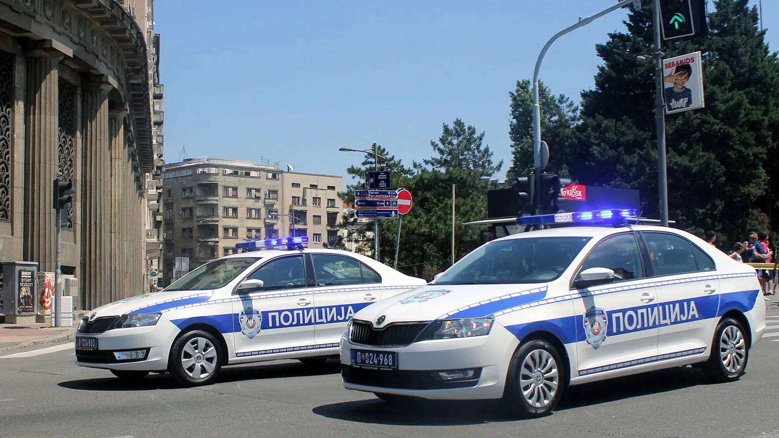 MUP Srbije skode bele2.jpg. Serbian police Škoda Rapid patrol cars on 2018 Police Day parade at Belgrade.. Ilustracija uz vest: Uhapšen državljanin Severne Makedonije zbog sumnje na prevaru u Vranju