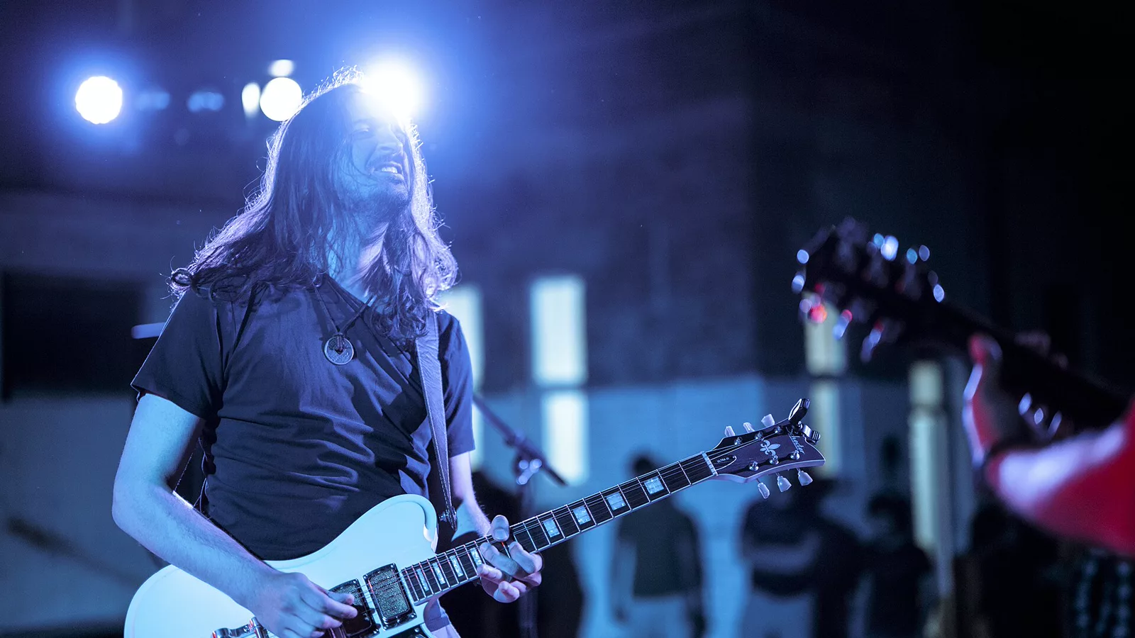 Guitarist performs on stage during a nighttime concert.jpg. Ilustracija uz vest: Preminuo Chad Gilbert, gitarista i osnivač benda New Found Glory