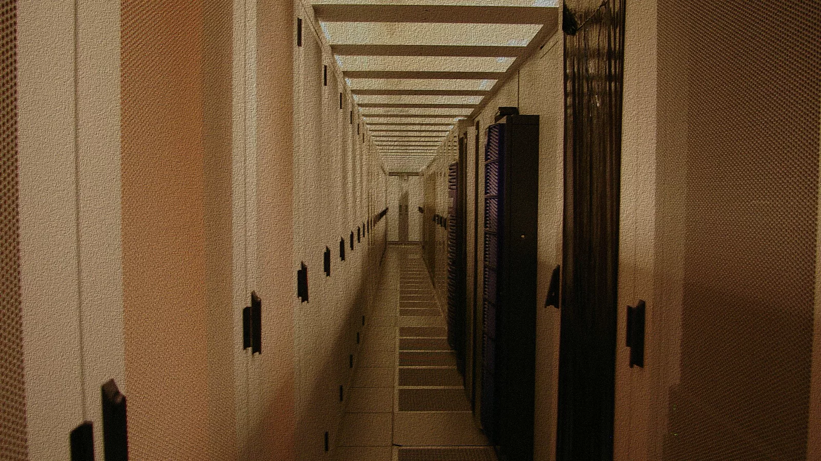 Target data center at CIT in Groningen.jpg. Ilustracija uz vest: AWS pustio EC2 T8i: nove burstable instance obećavaju do 30% bolji odnos cene i performansi