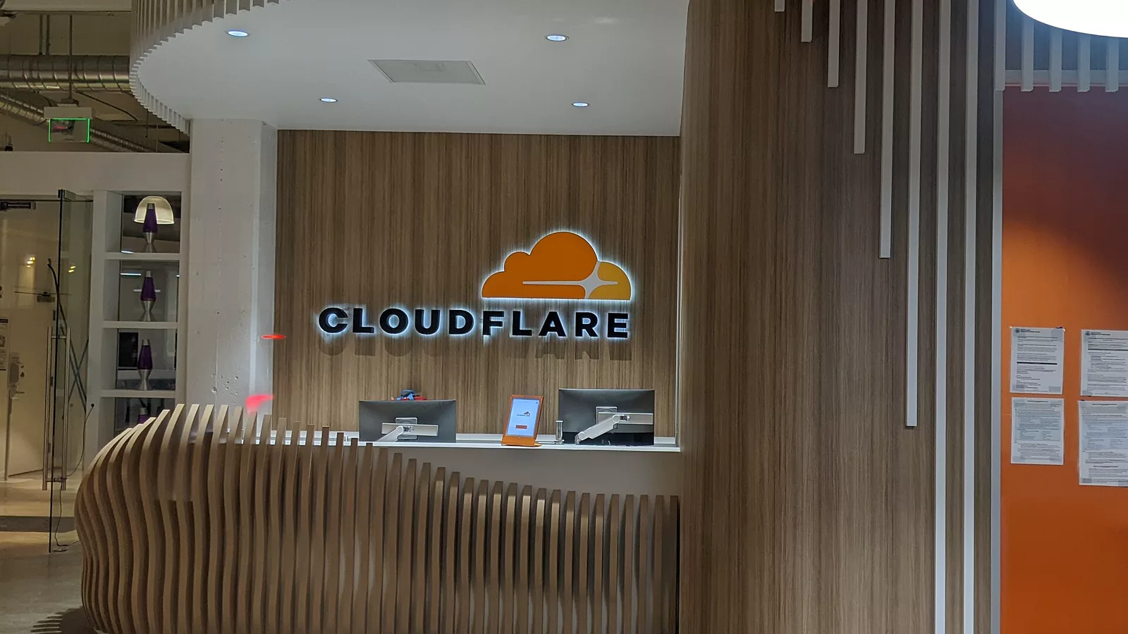 Cloudflare office entrance area (Wikinews).jpg. Ilustracija uz vest: Cloudflare objavio da su Python Workers sada opšte dostupni