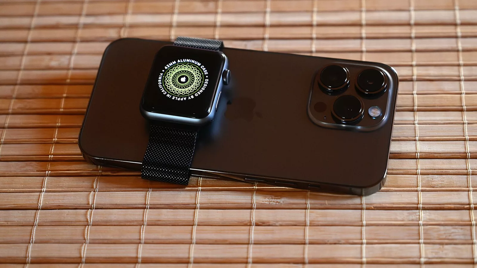 IPhone 13 Pro and Apple Watch.jpg. iPhone 13 Pro and Apple Watch. Ilustracija uz vest: Apple navodno razvija fitness narukvicu bez ekrana nalik Whoopu