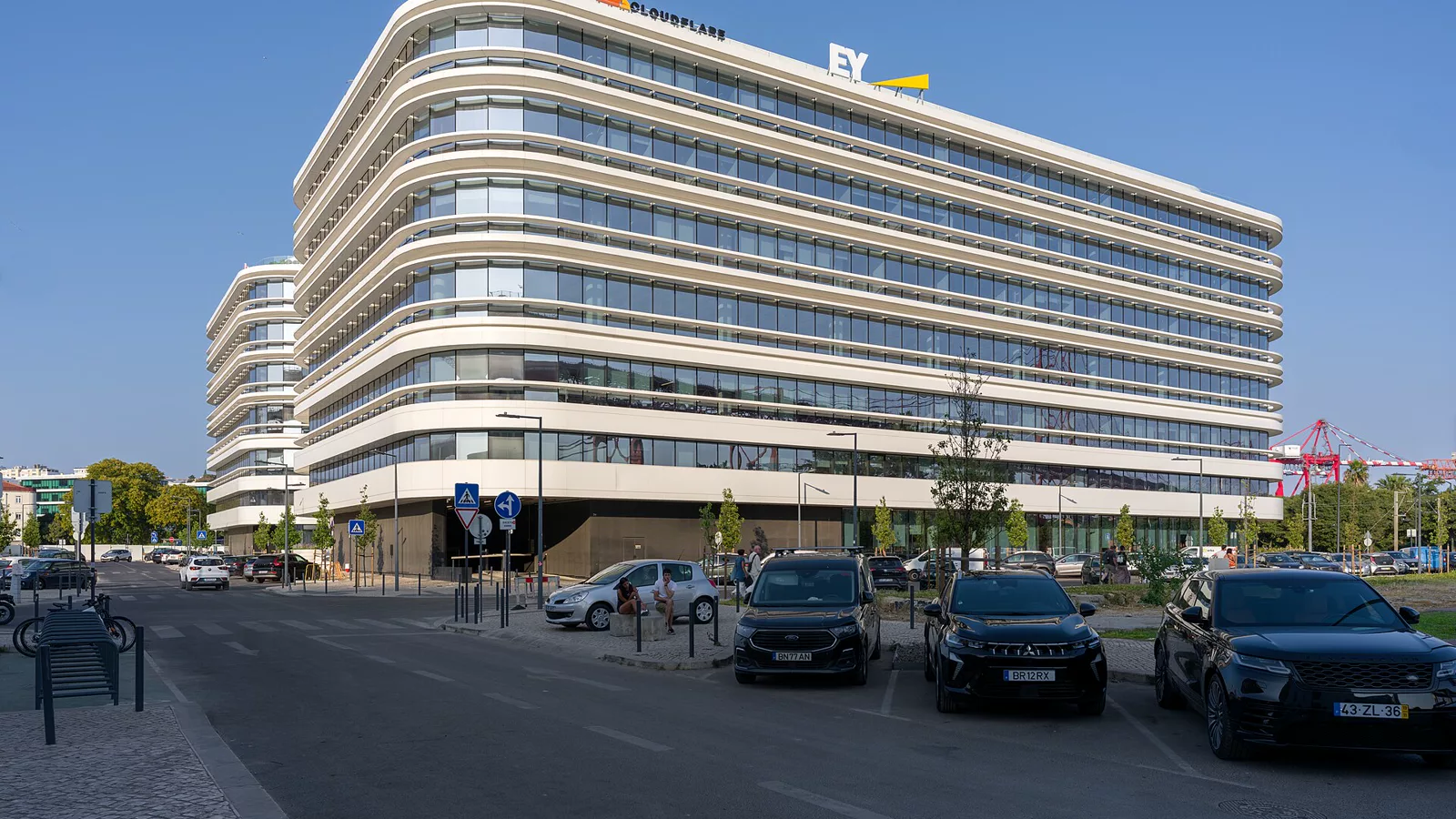 Cloudflare and EY Office Complex – Modern Architecture in Alcântara, Lisbon (54708346011).jpg. Ilustracija uz vest: Cloudflare Worker Previews daje svakoj Git grani izolovano okruženje za testiranje