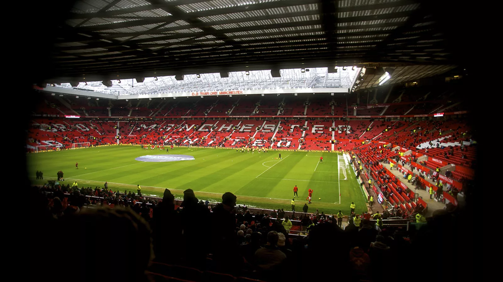 Old Trafford u Mančesteru. Fotografija stadiona uz vest o sudijskoj odluci u mančesterskom derbiju.