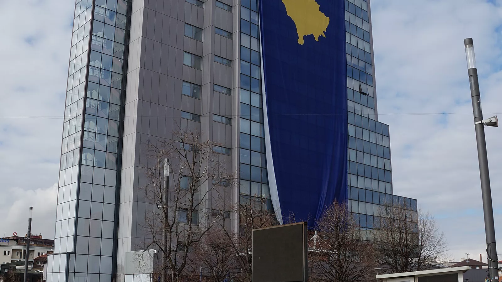 Zgrada Vlade Kosova u Prištini sa zastavom. Institucionalna ilustracija uz političku vest.