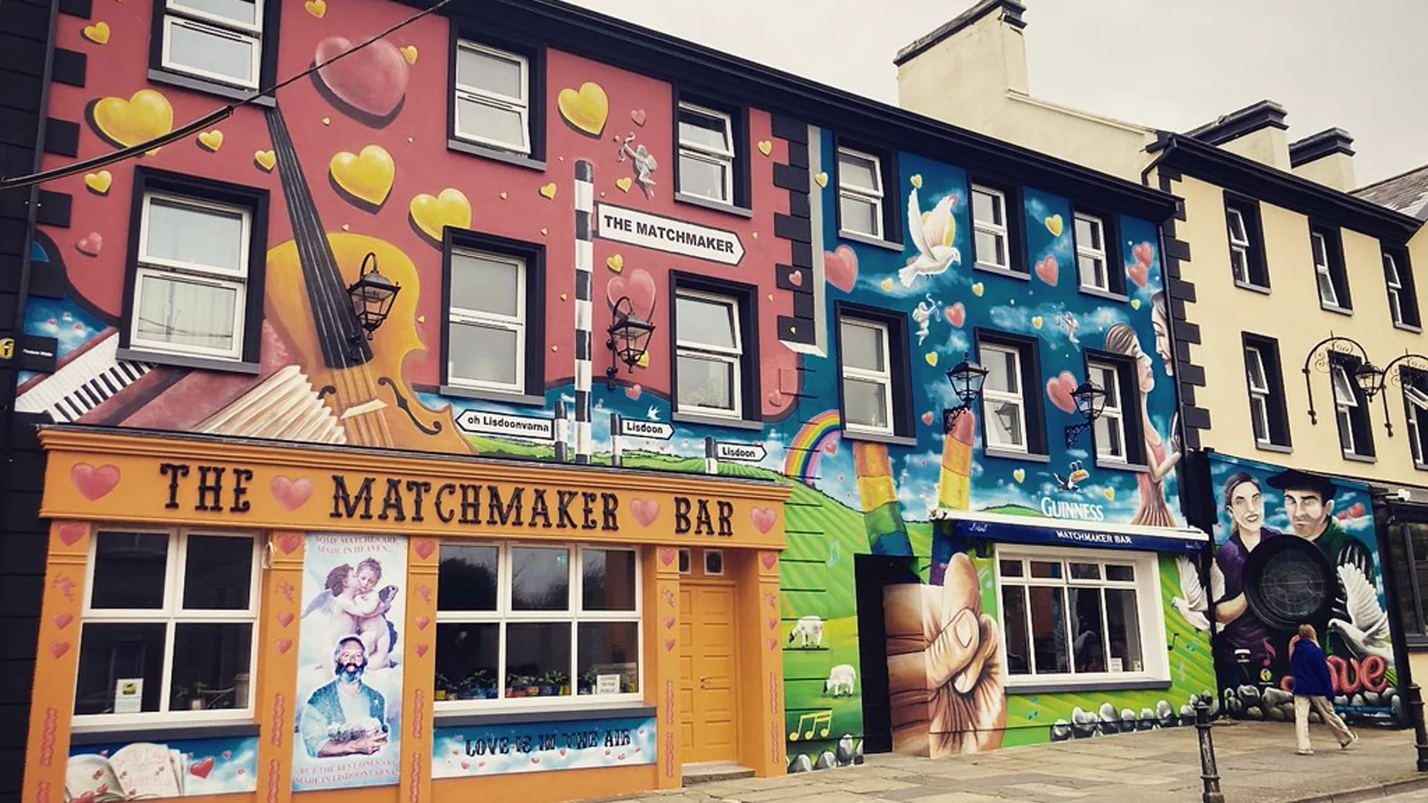 Lisdoonvarna is a spa town in County Clare, Ireland, famous for its music and festivals. The town (population 829 at the 2016 census) still hosts its annual matchmaking festival each September. (Wikipedia). Ilustracija uz vest: Otputovala u Irsku na festival provodadžisanja i pronašla partnera: sada želi da dovodi i druge samce