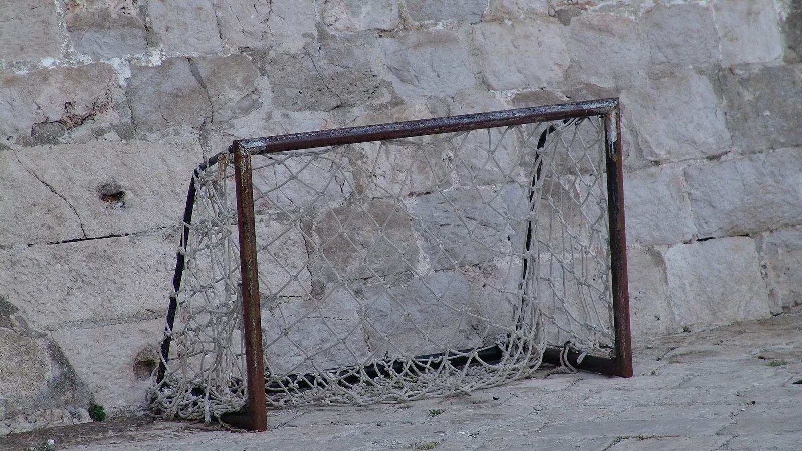 Fotografija: Association football goal net.jpg. Ilustracija uz vest: Haaland goal sees 10-man City beat United in controversial Manchester derby