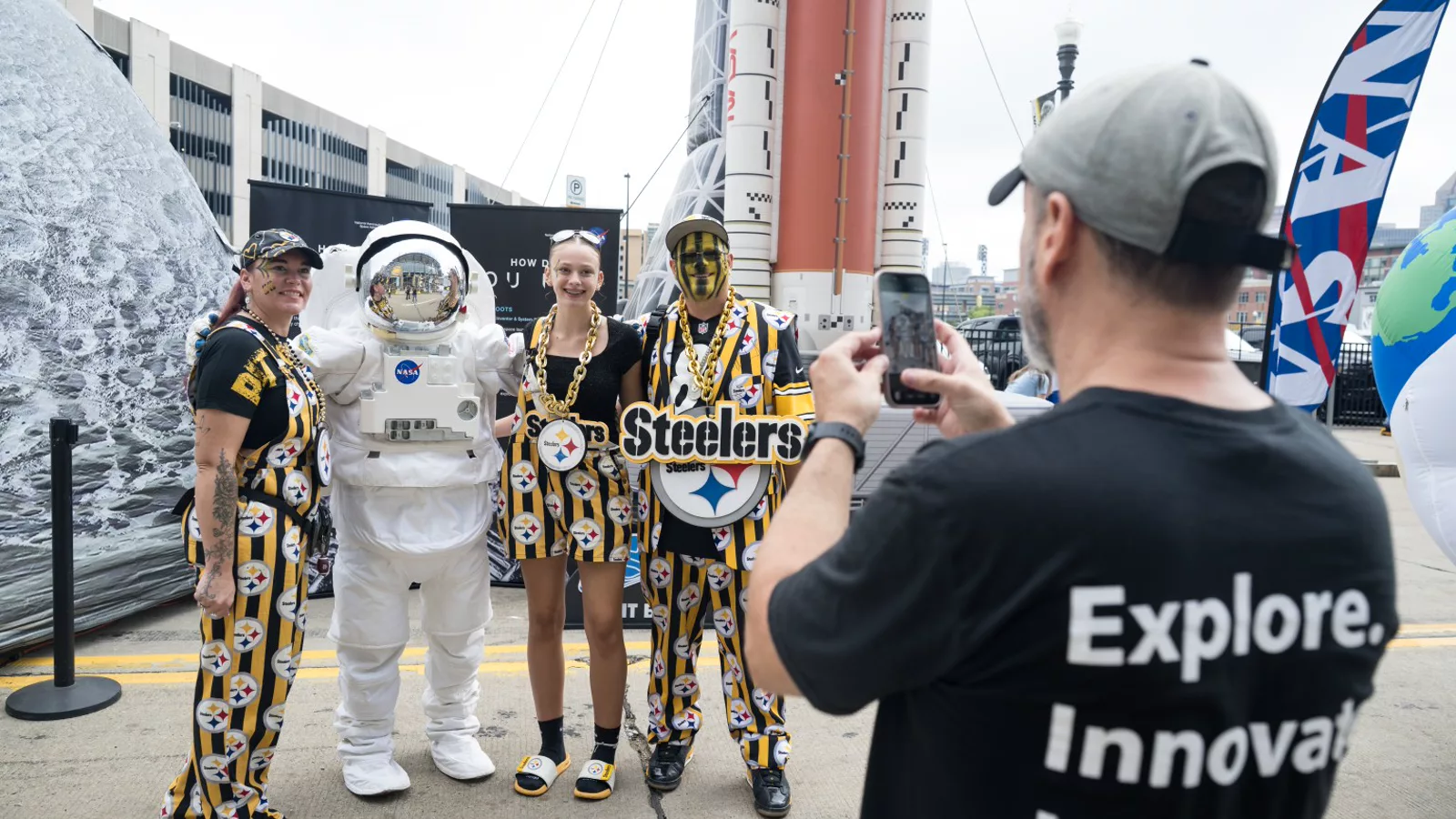 Fanovi sa astronautom u NASA Experience Zone tokom utakmice Pittsburgh Steelers - Atlanta Falcons na Acrisure Stadiumu, 13. septembra 2026. Foto: NASA/Aubrey Gemignani.
