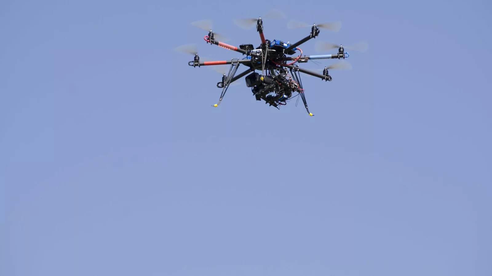 Drone on campus. Ilustracija uz vest: Dronovi i aircraft sistemi: hijerarhijska Bayes optimizacija multi-agent sistema
