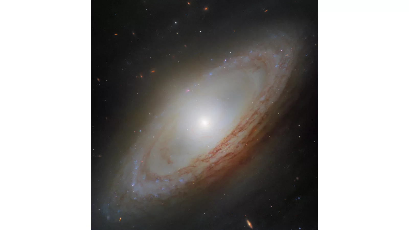 Habl otkrio galaksiju NGC 4698 sa neobično postavljenim zvezdanim jezgrom