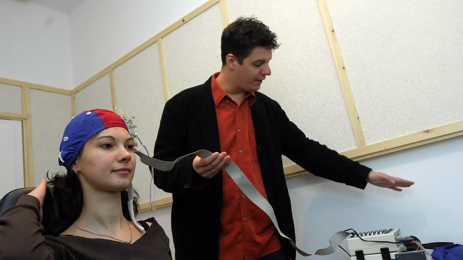 Institut of Psychology Szeged EEG Laboratory 2.jpg. Ilustracija uz vest: NeuroECG ispituje neurološku prognozu posle srčanog zastoja bez oslanjanja na EEG