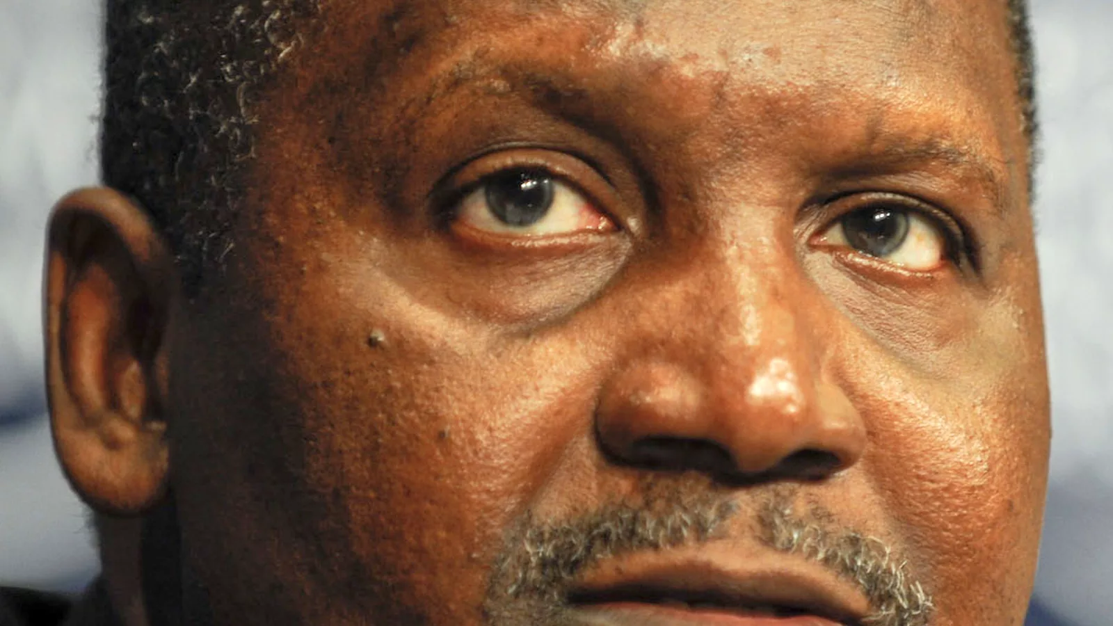 Aliko Dangote. Fotografija poslovnog čoveka uz vest o velikoj prodaji akcija na afričkom tržištu.