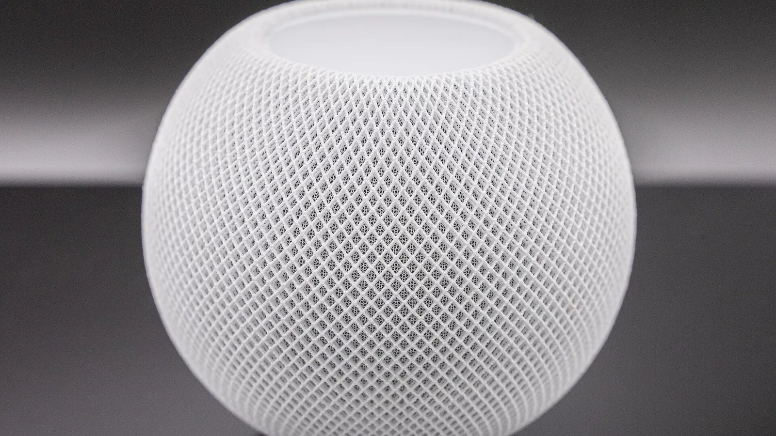 Apple HomePod mini.jpg. Apple HomePod mini. Ilustracija uz vest: HomePod mini 2 navodno stiže u novim bojama, dizajn ostaje sličan