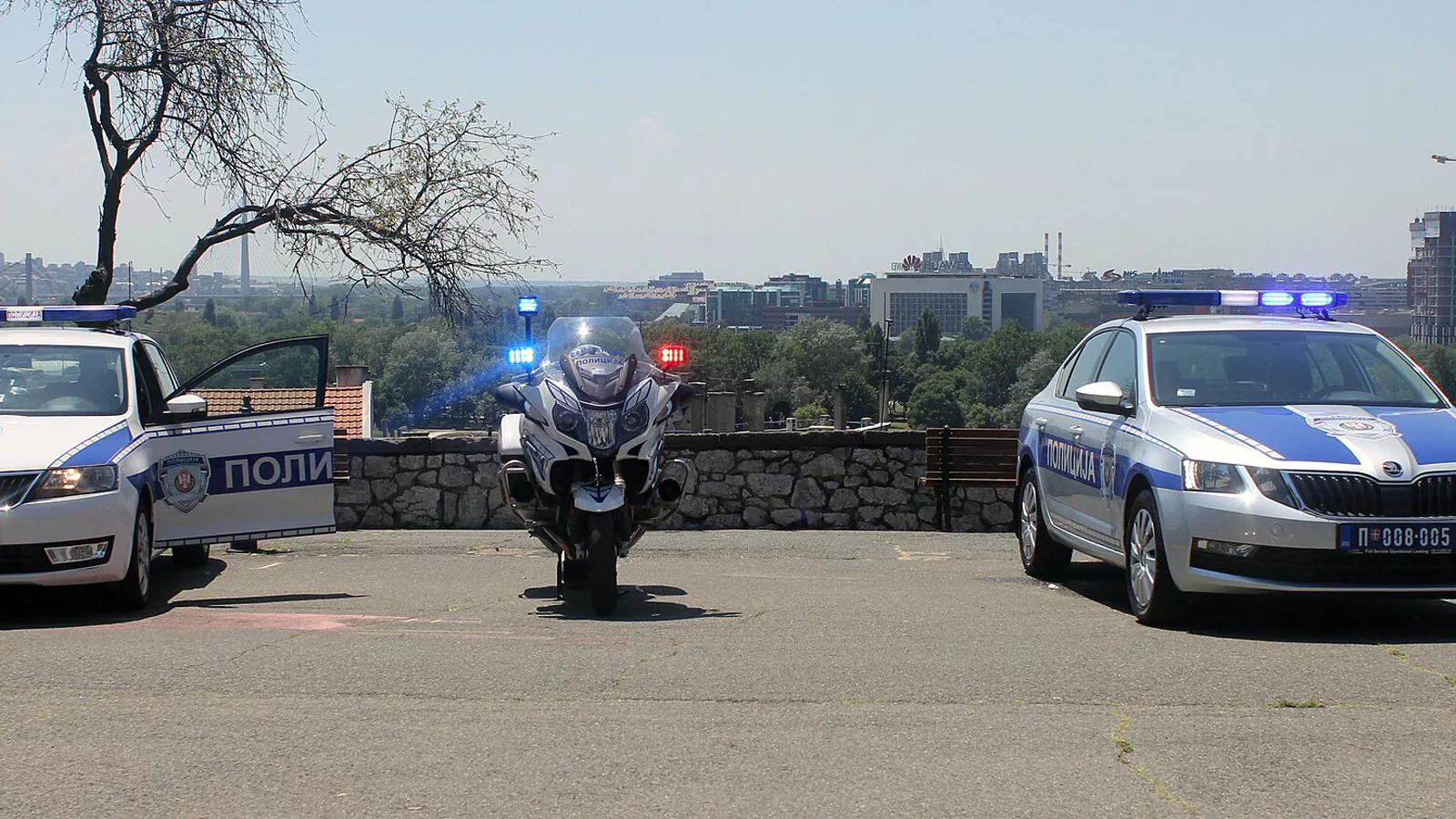 BMW R1200RT i Škode policije - dan policije 2019 01.jpg. Ilustracija uz vest: Određeno zadržavanje vozaču osumnjičenom da je automobilom usmrtio ženu kod Pančeva
