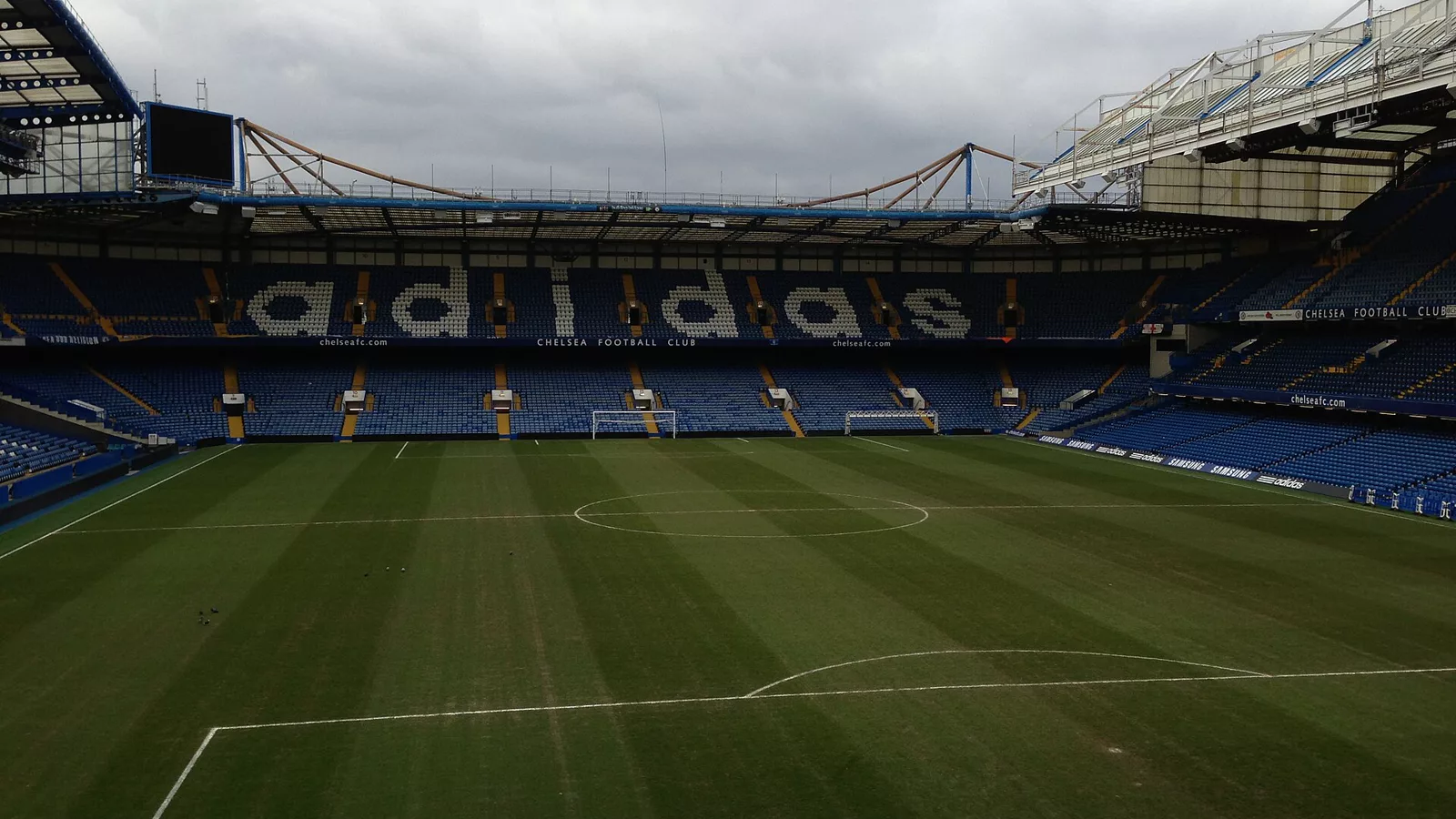 Stamford Bridge Stadium Football Pitch, 2.22.2013.jpg. The football/soccer pitch at Stamford Bridge Stadium. This is where Chelsea F.C plays it's home matches.. Ilustracija uz vest: Chelsea pobedom otvorio Ligu šampiona, Kaptein rešila meč protiv Austrije Beč