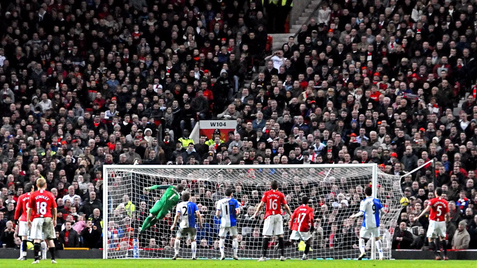 Cristiano Ronaldo Scores. [{'name': 'blackburn', 'accuracy': None, 'unstable__provider': 'flickr'}, {'name': 'cristianoronaldo', 'accuracy': None, 'unstable__provider': 'flickr'}, {'name': 'football', 'accuracy': None, 'unstable__provider': 'flickr'}, {'name': 'free', 'accuracy': None, 'unstable__provider': 'flickr'}, {'name': 'freekick', 'accuracy': None, 'unstable__provider': 'flickr'}, {'name': 'goal', 'accuracy': None, 'unstable__provider': 'flickr'}, {'name': 'greatgoal', 'accuracy': None, 'unstable__provider': 'fli. Ilustracija uz vest: Cristiano Ronaldo cilja 1.000 golova i želi da nastavi za Portugal