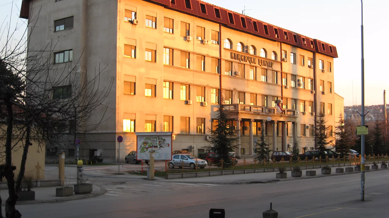 Klinički centar Niš. Fotografija zdravstvene ustanove uz vest o dodatnoj dijagnostici pacijenata.