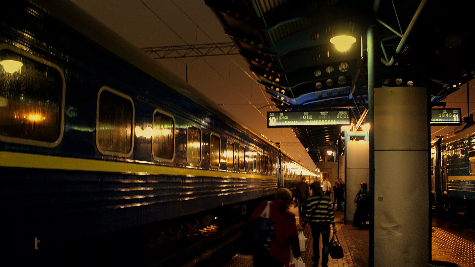 Fotografija: UKRAINE RAILWAYS TRAIN 12 DEPARTURE FOR SIMFEROPOL CRIMEA AT KIEV CENTRAL STATION UKRAINE SEP 2013 (10044343313).jpg. Ilustracija uz vest: Ruski dron pogodio ukrajinski voz kod poljske granice ubrzo nakon odlaska Borisa Džonsona