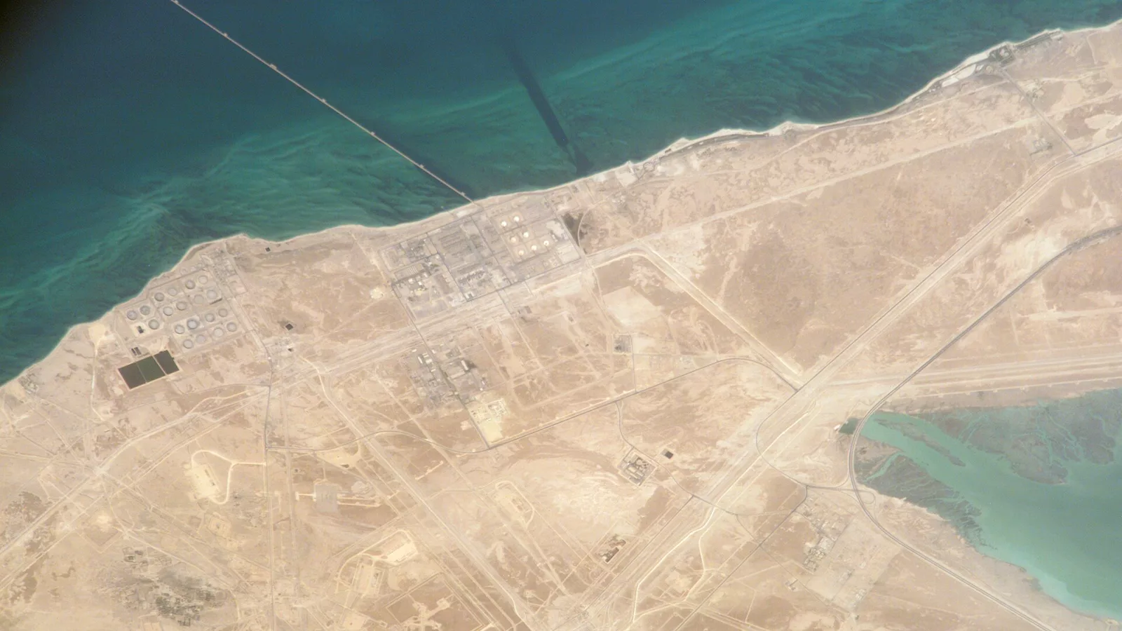 Fotografija: ISS015-E-18748 - View of Saudi Arabia.jpg. Ilustracija uz vest: Why Saudi Arabia’s East-West pipeline matters for global oil