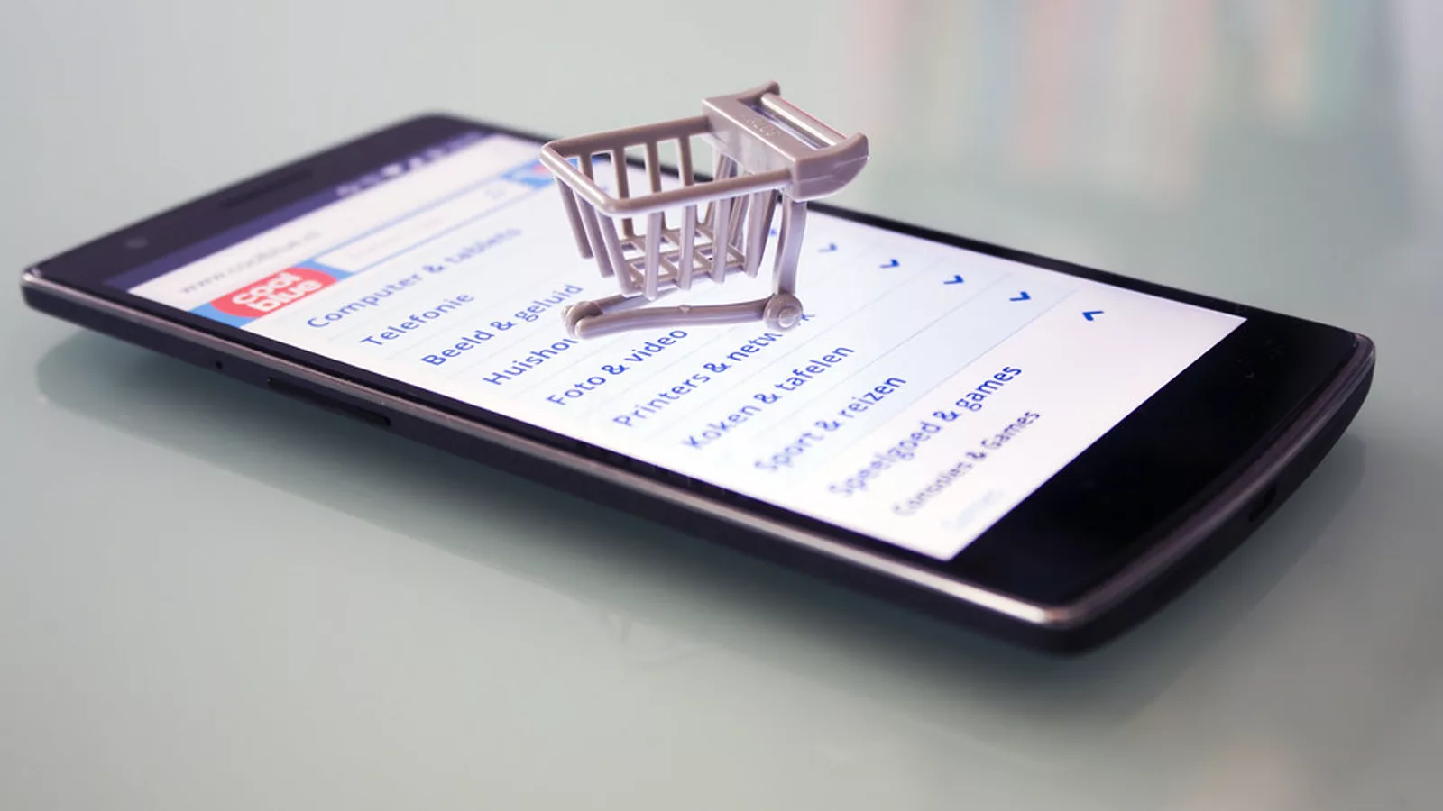 Online shopping. Ilustracija uz vest: Kako proveriti da li AI agent za kupovinu zaista radi dobro, a ne samo da završi kupovinu