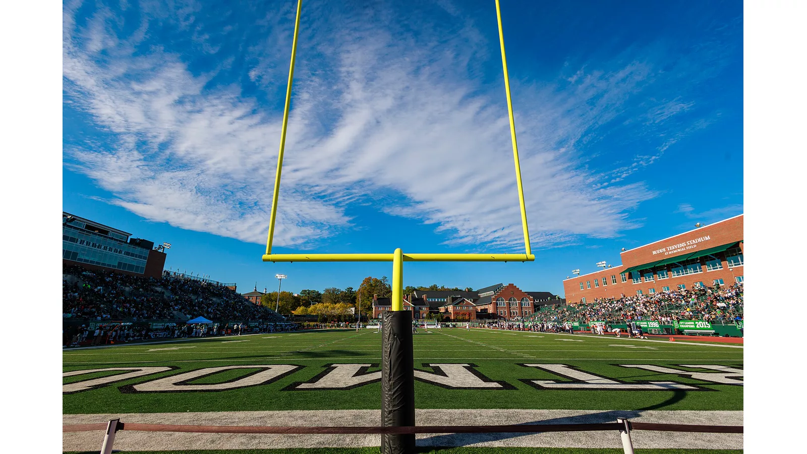 Dartmouth Memorial Field goalpost.jpg. Dartmouth Memorial Field goalpost. Yale Bulldogs at Dartmouth Big Green football, October 11, 2025.. Ilustracija uz vest: NFL traži od američkog DHS-a da ukloni snimak Brajana Dokinsa